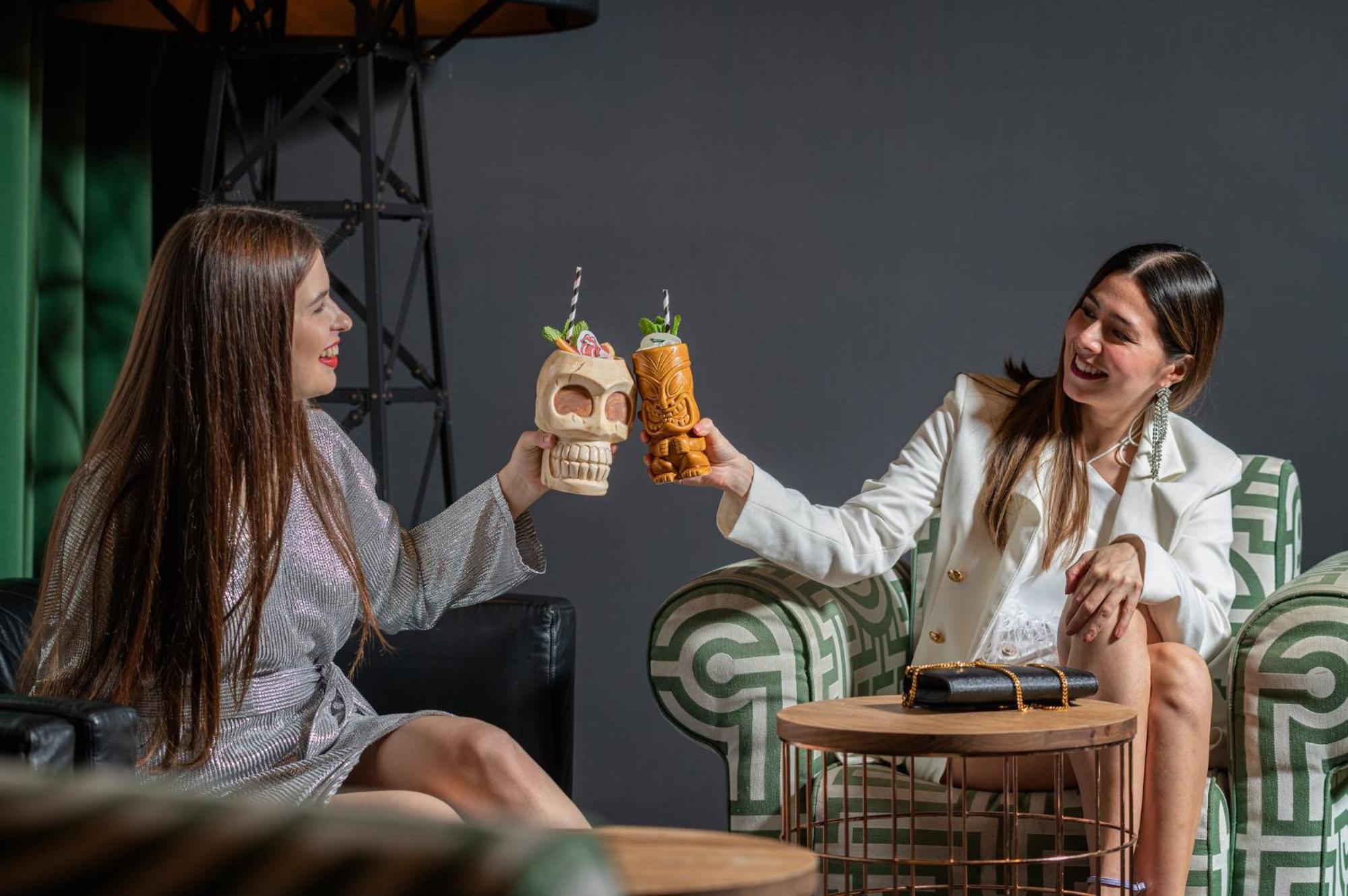 Hotel Intercontinental London - The O2 Exteriér fotografie Two women toasting with cocktails