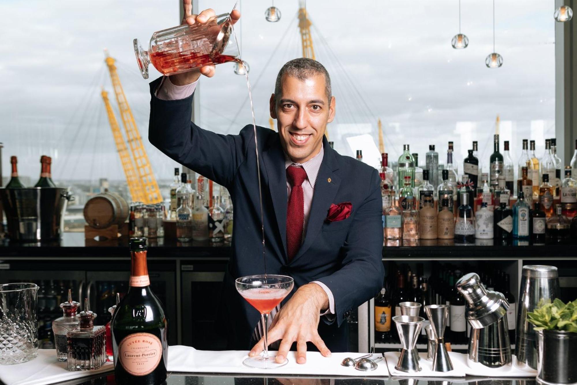 Hotel Intercontinental London - The O2 Exteriér fotografie A bartender at work